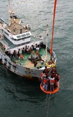 طاقم شبكة النيلون ينقل السلة إلى منصة النفط المزود