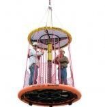 طاقم شبكة النيلون ينقل السلة إلى منصة النفط المزود